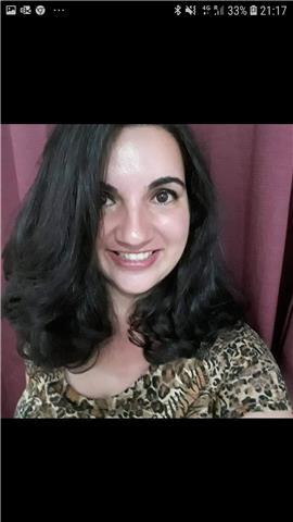 Laureada in musica, insegna canto e teoria musicale ai studenti di tutti le età