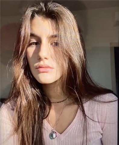 Studente da ripetizioni d’inglese a studenti di scuole elementari e medie