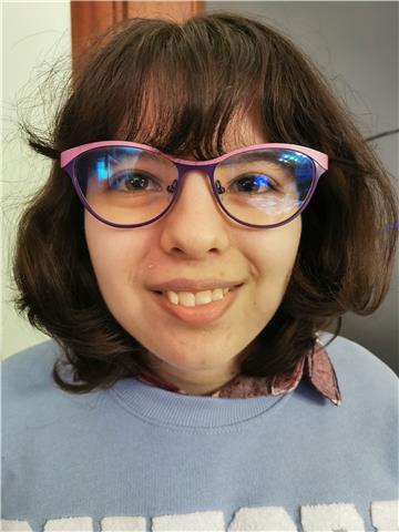 Estudiante administración y finanzas da clases de contabilidad