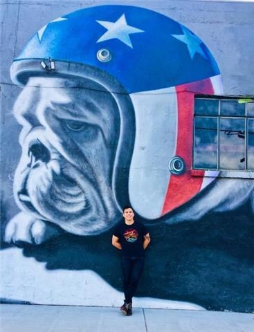 Americano que ayuda ensena ingles y ayuda a preparar entrevistas de trabajo