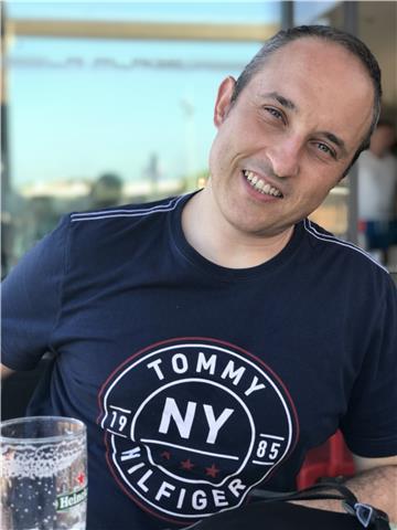 Ingegnere meccanico che non ha i calzini bianchi