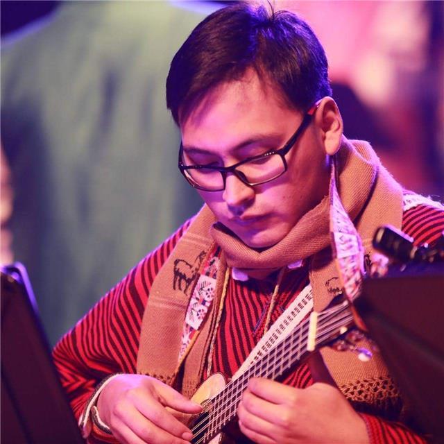 Doy clases de CHARANGO particulares a domicilio, estudie una licenciatura en la Universidad Mayor de San Andres - Bolivia