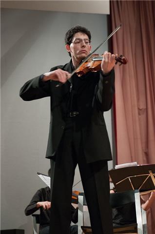 Diplomato al Conservatorio di Torino impartisce lezioni di musica a qualsiasi fascia d'età