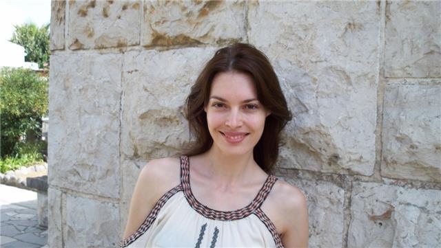 Profesora de inglés calificada en filología inglesa y con el certificado cambridge esol nivel 5 en la enseñanza de estudiantes de otros idiomas con 9 años de experiencia en la enseñanza de inglés general y comercial y de clases de preparación de exámenes 