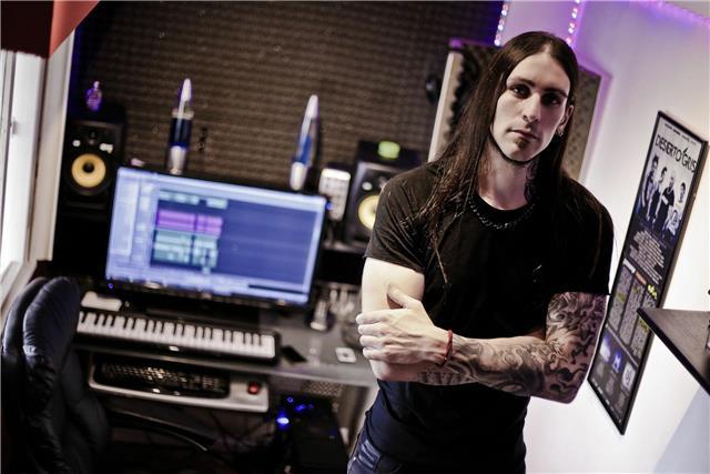 Hola, llevo más de 20 años de experiencia como estudiante de Guitarra y más de 12 años como profesor\instructor de Guitarra y teoría de la Armonía