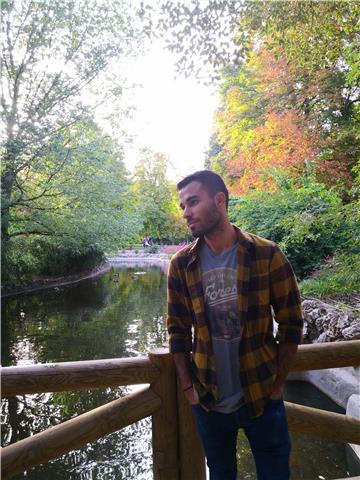 Estudiante universitario con formación en bachiller científico-técnico