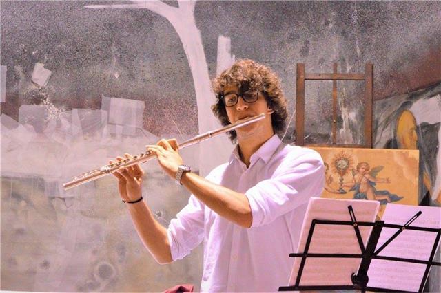 Ciao sono Luca, mi sono diplomato al Liceo Musicale e ora sono un laureando presso la scuola civica Claudio Abbado di Milano. Ho già avuto esperienza