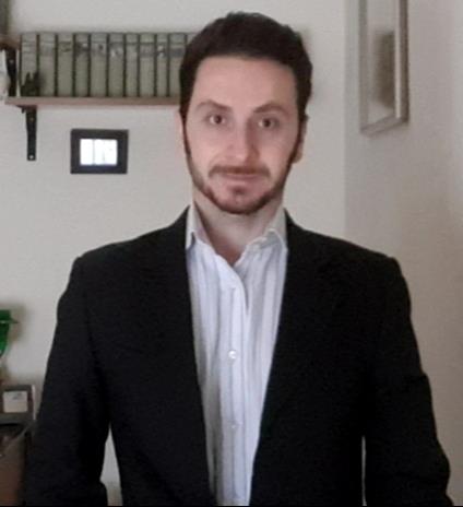 Laureati in legge e specializzato brillantemente in professioni legali impartisce lezioni di diritto