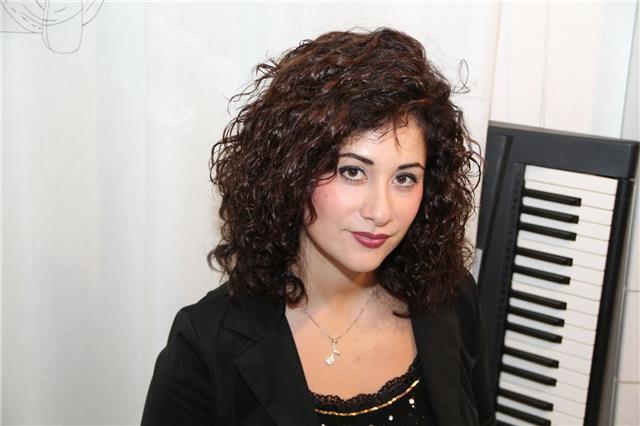 Pianista e direttrice di coro e lode offre lezioni di piano, solfeggio, armonia, canto ecc