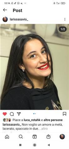 Insegnante che aiuta i ragazzi delle elementari e medie o superiori a studiare storia e psicologia anche italiano più facilmente