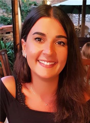 Laureata magistrale in Linguistica e Traduzione con 110/110 offre ripetizioni e lezioni di Inglese e Letteratura inglese, sia in italiano che in lingua, per tutti i gradi di scuola, da elementari a superiori e aiuto nella preparazione di esami universitar