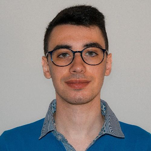 Studente di matematica impartisce ripetizioni a studenti delle scuole superiori e dell'università