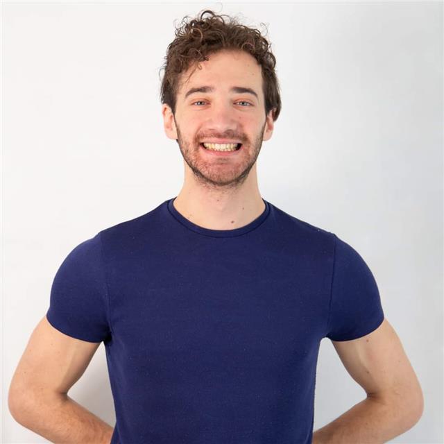 Sono un attore professione diplomato presso ente riconosciuto e un insegnante in formazione da anni. Tengo da sei anni miei corsi personali e workshop di teatro per amatori e professionisti