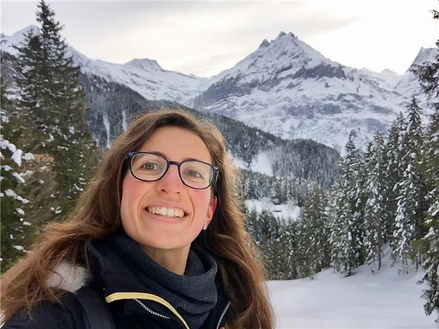 Ragazza giovane appassionata delle materie scientifiche e delle lingue straniere, con ottimo rapporto con i ragazzi