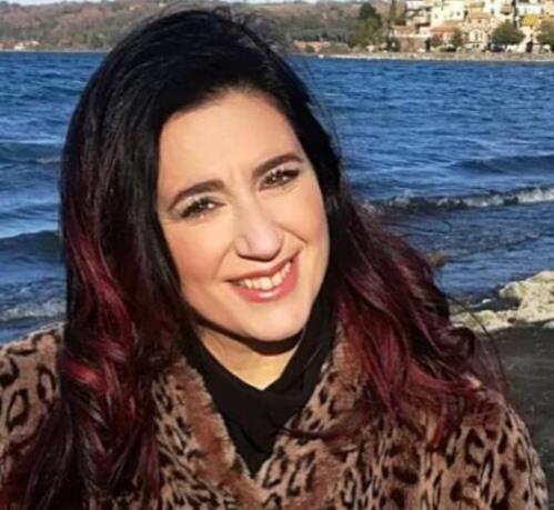 Cantante lirica professionista , laureata a Santa Cecilia e con esperienza pluriennale in tecnica vocale, impartisco lezioni di canto lirico (tecnica, perfezionamento, repertorio), canto moderno (pop,rock, jazz) solfeggio e di tecnica vocale per l'imposta