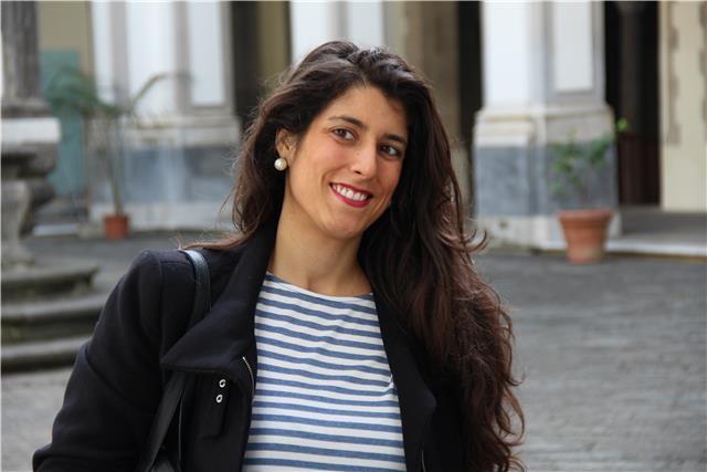 Giovane ragazza laureata da ripetizioni di tutte le materie