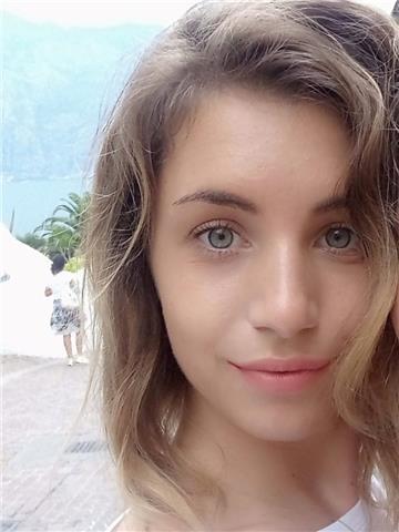 Studentessa universitaria di lingue straniere offre lezioni private di inglese e spagnolo per studenti delle medie e delle superiori