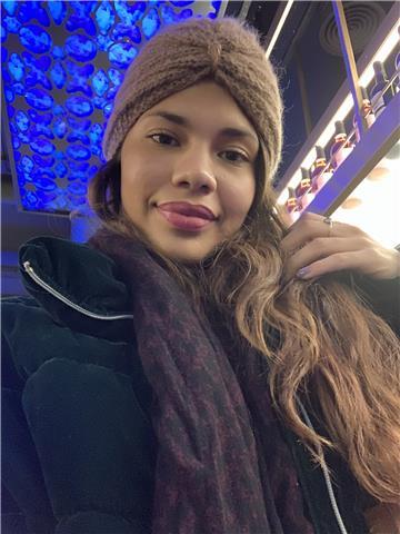 Profesora particular de inglés, tengo el nivel b2.
en verano siempre trabajo con niños como monitora, animadora de eventos. 
me encantan los niños, mi manera de enseñar inglés es dinámica e interactiva