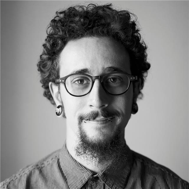 Laureato in lingue con master in traduzione impartisce lezioni di lingua e letteratura inglese per studenti di scuole medie e superiori