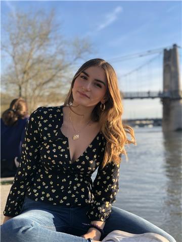 Puedo dar clases de Francés y Español, soy de origen Francesa y hablo Inglés (nivel B1 atestiguada Cambridge), español (nivel B2 atestiguada DELE)