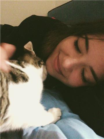 Giovane studentessa appassionata di letteratura italiana e grammatica