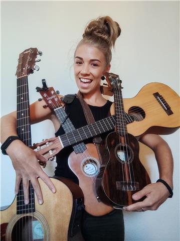 Musicoterapia, música y movimiento, ukelele y piano