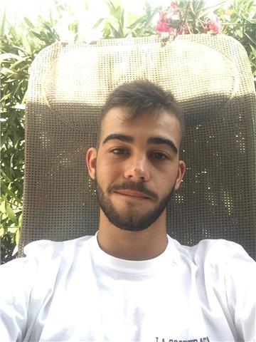 Doy clases de matemáticas a cualquier persona que lo solicite enfocada en primaria, eso y bachillerato