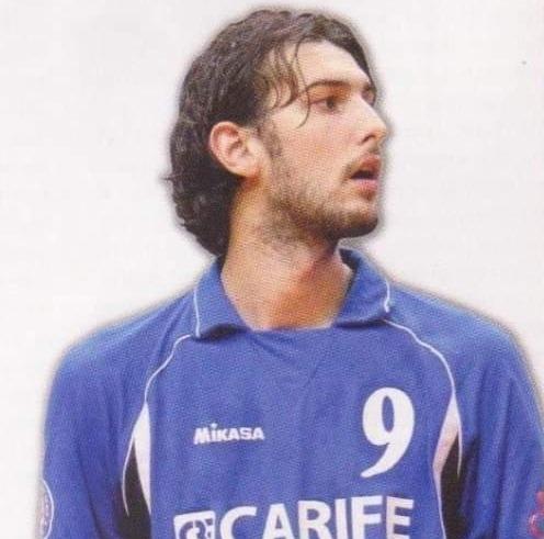 Dottore in lettere e filosofia per l'università di Ferrara. Dottore in tecnologia audiovisiva e multimediale. A metà degli studi in ingegneria meccanica a Bologna. Atleta professionista nel volley (serie A e nazionale italiana)