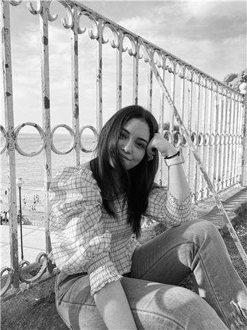 Doy clases particulares, hablo español, euskera, inglés y francés. y puedo enseñar cualquier materia