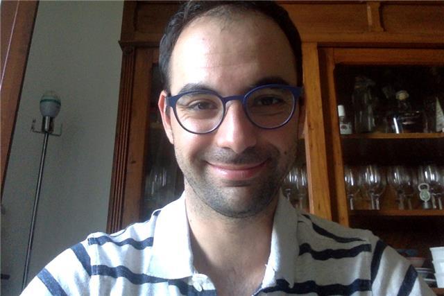 Docente con anni di esperienza si propone a studenti di scuola media e biennio scuola superiore come insegnante per recupero, consolidamento e potenziamento in discipline quali matematici, fisica, chimica, inglese, lettere