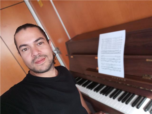Profesor de música con más de 17 años de experiencia docente. lenguaje musical, piano, guitarra, saxofón
