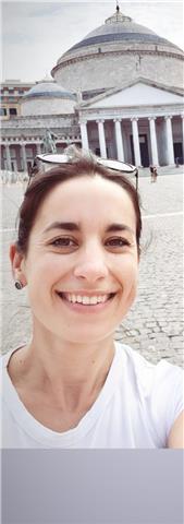 Studentessa di ingegneria impartisce lezioni di matematica e geometria per studenti delle scuole elementari, medie e superiori