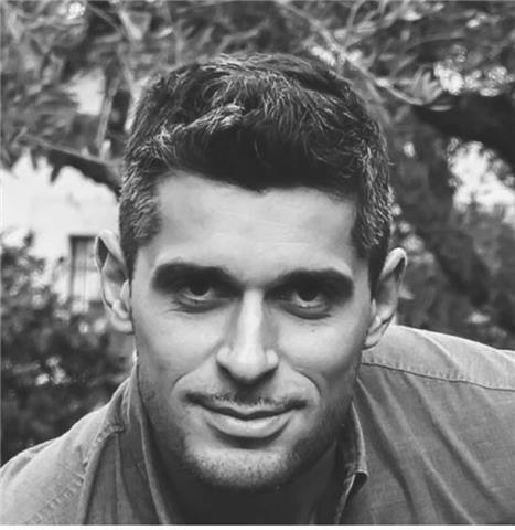 Laureato in storia dell’arte impartisce lezioni di italiano, storia, e storia dell’arte agli alunni delle scuole primarie e delle scuole medie inferiori e superiori, finalizzate principalmente alla comprensione dei testi e alla produzione di elaborati ori