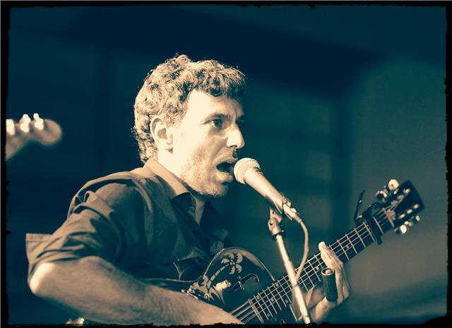 Diplomato Centrostudifingerstyle impartisce lezioni private di chitarra