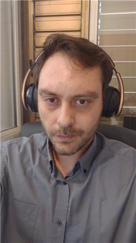 Laureato in chimica, insegnante, impartisce lezioni di chimica sia online che in presenza