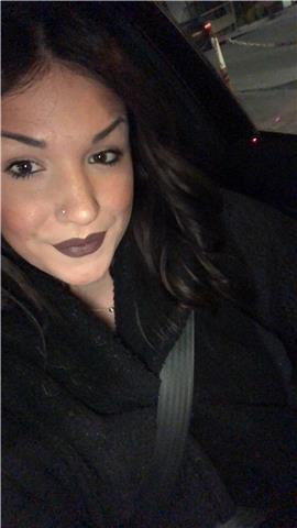 Ragazza diplomata in lingue impartisce ripetizioni in spagnolo e inglese