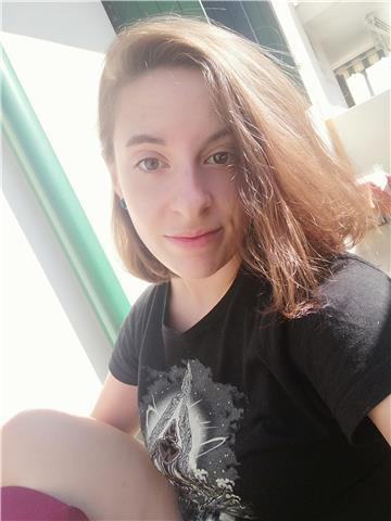 Sono una studentessa dell'università di Padova. Possiedo una certificazione di inglese di livello C1. Ho frequentato un liceo linguistico
