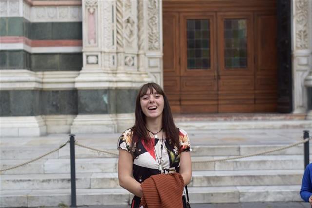 insegnate di italiano per studenti e adulti non madrelingue con frequentazione liceo classico con amplio studio e approfondimento in modalità a distanza su piattaforma meet , skype o simili