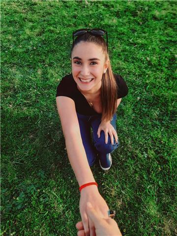 Hola! 
soy iraida, tengo 20 años y he terminado bachiller modelo d  euskera . actualmente estoy opositando, y me gustaría ayudar a todos l@s niñ@s a disfrutar estudiando... 
daría clases de euskera y lengua. mi forma de dar clase es muy dinámica, utilizan