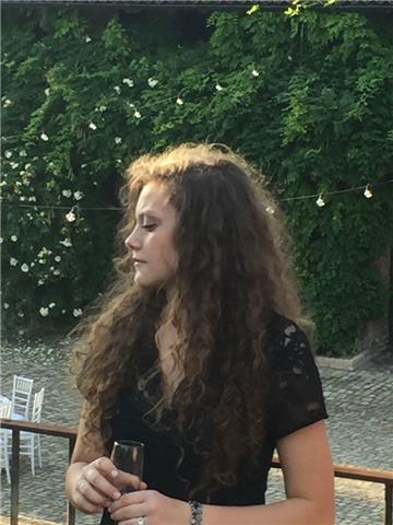 Ragazza di 20 anni diplomata offre ripetizioni di storia