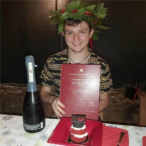 Insegnante diplomato in conservatorio, effettua lezioni di musica