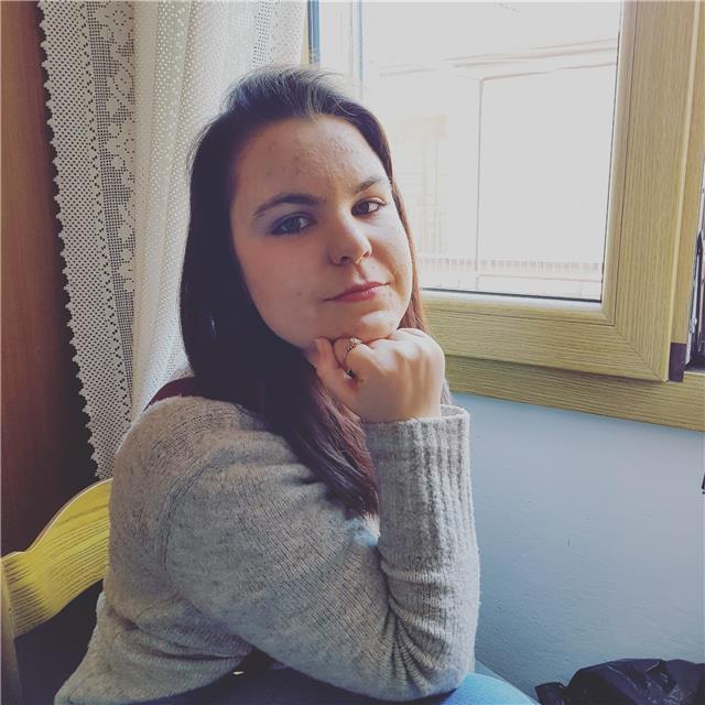 Laureata in comunicazione , sono disponibile a dare ripetizioni e/o aiutare con i compiti soprattutto per quanto riguarda materie umanistiche