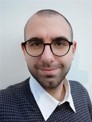 Neolaureato in Economia con esperienze pregresse nell'insegnamento a ragazzi