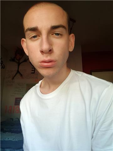 Sono uno studente alla triennale di lingue, civiltà e scienze del linguaggio all'università ca foscari di venezia. 
offro ripetizioni e lezioni private di inglese, italiano e storia così come di letteratura inglese e tedesca