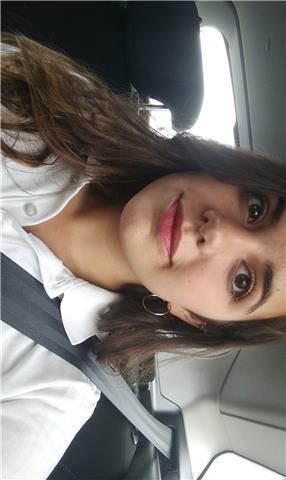 Estudiante de universidad con alto nivel de inglés da clases