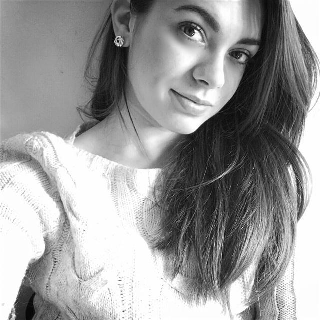 Ragazza diplomata in maturità classica