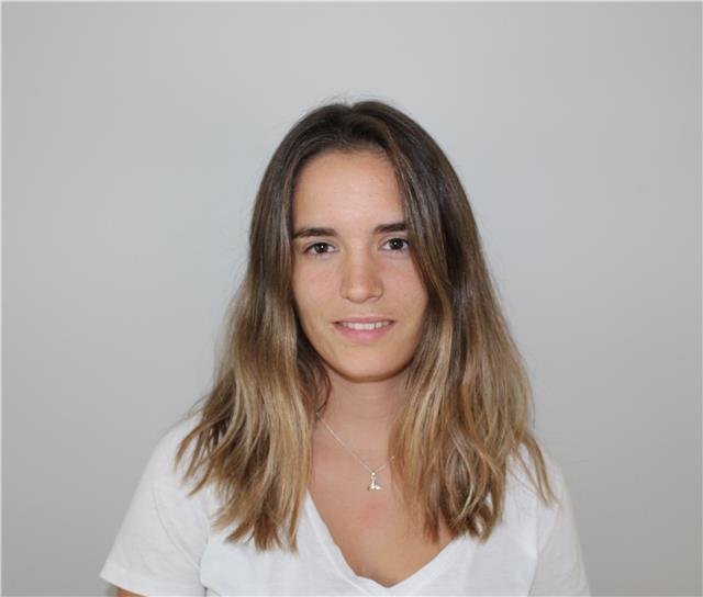 Soy biologa, haciendo el doctorado en biología molecular. me veo con capacidad de enseñar biologia, fisica y química en niveles de eso y primaria. actualmente estoy cursando el nivel c1 de ingles en la escuela oficial de idiomas por lo que no me importari