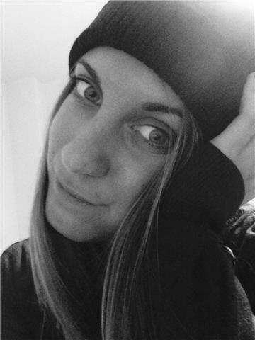 Profesora de yoga y graduada en psicología, con un interés en crear espacio tanto en nuestra mente como en nuestro cuerpo