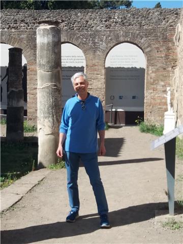 Insegnante con esperienza pluriennale nel settore della docenza a livello universitario di materie economiche e aziendali