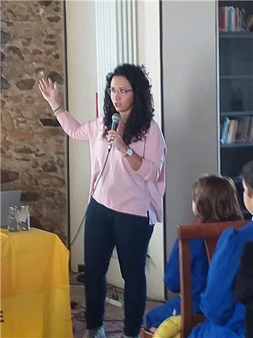 Docente di matematica e fisica impartisce lezioni online